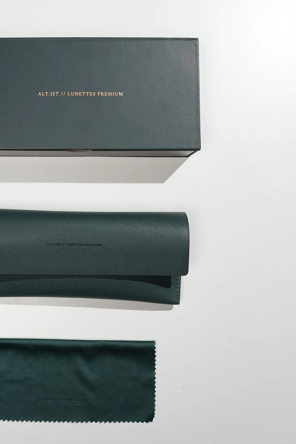 St.St eyewear packaging: green box, case and cleaning cloth